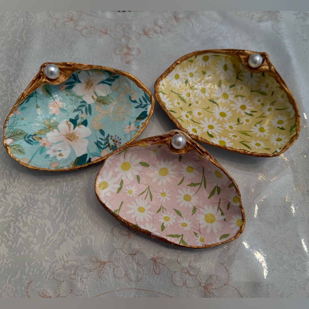 Floral Trinket Shell Dish with Pearl Accent